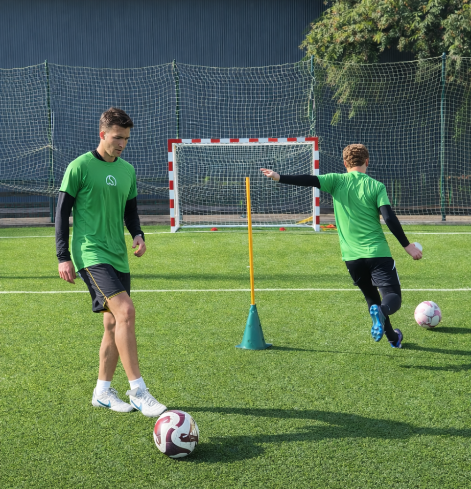 Sesión de entrenamiento de fútbol con dos jóvenes practicando pases