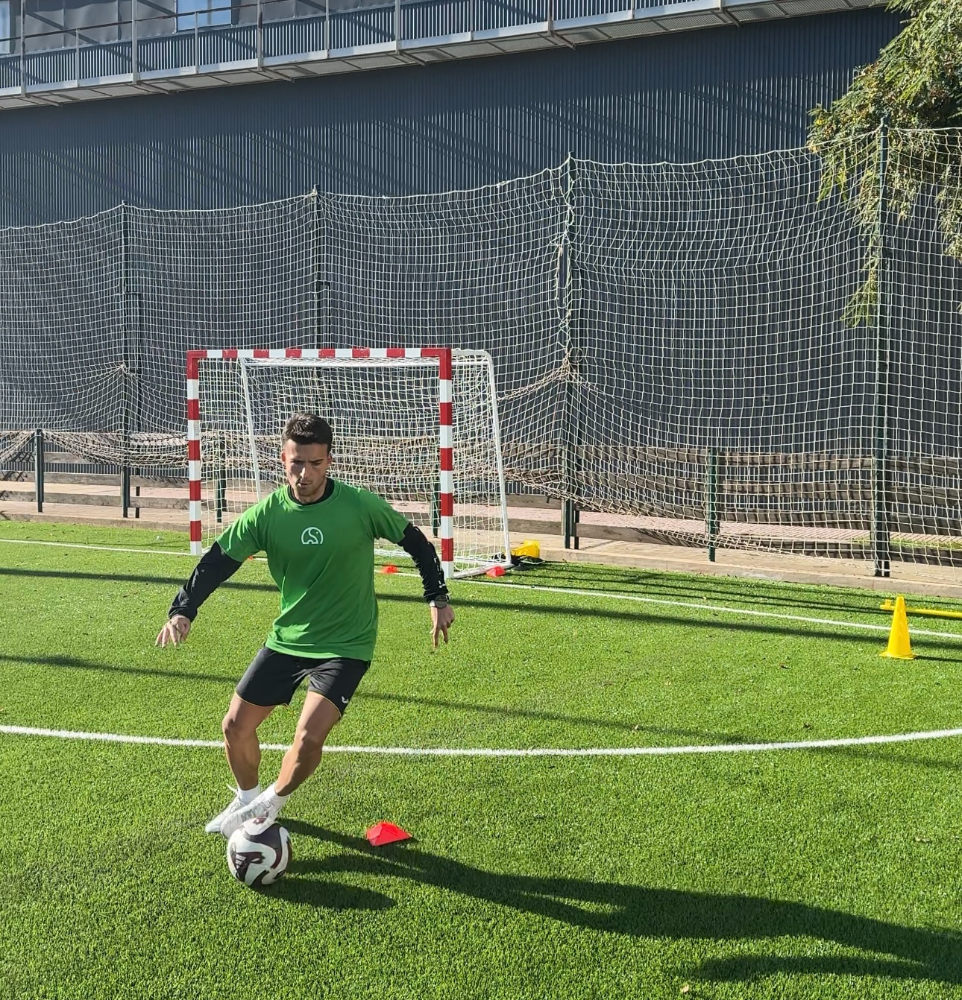 Niño mejorando su técnica durante práctica de fútbol en Slon Sports Academy