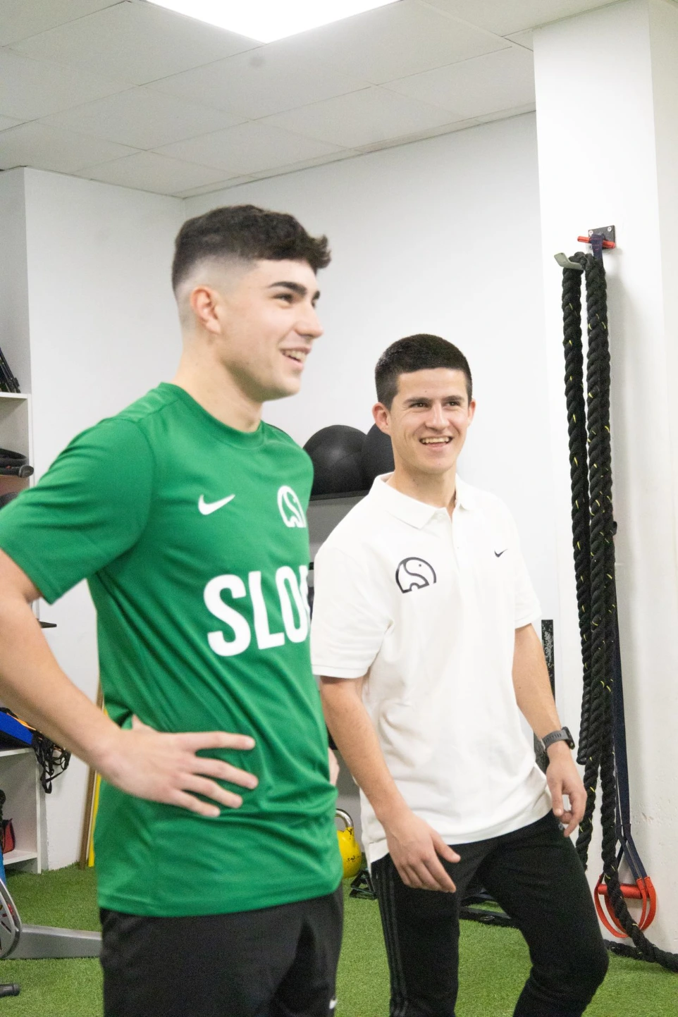 Entrenador dando indicaciones personalizadas a jugador de fútbol