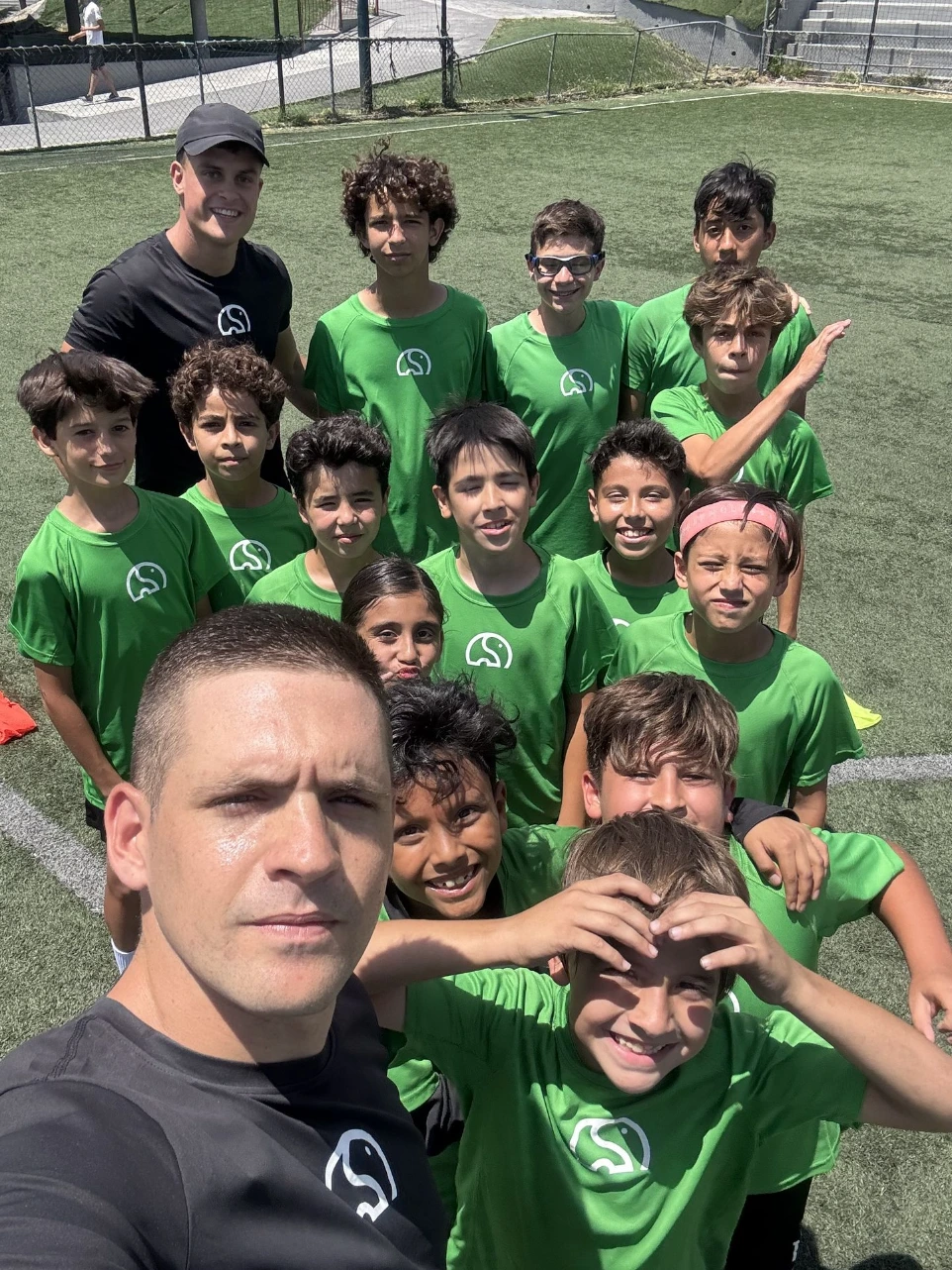 Niños y entrenadores del equipo Slon Sports Academy posando tras el entrenamiento